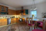 Großzügiges Familienhaus mit Pool in sonniger Lage