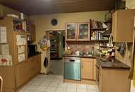 Vielseitiges Wohnhaus mit großzügigem Hof und Nebengebäuden