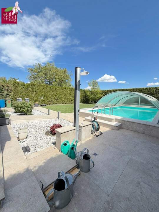 Bungalow mit Swimmingpool, großem Garten & Ausbaupotenzial in 1220 Wien