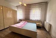 Sanierungsbedürftiges Mehrfamilienhaus mit großem Grundstück und hoher Bebauungsdichte