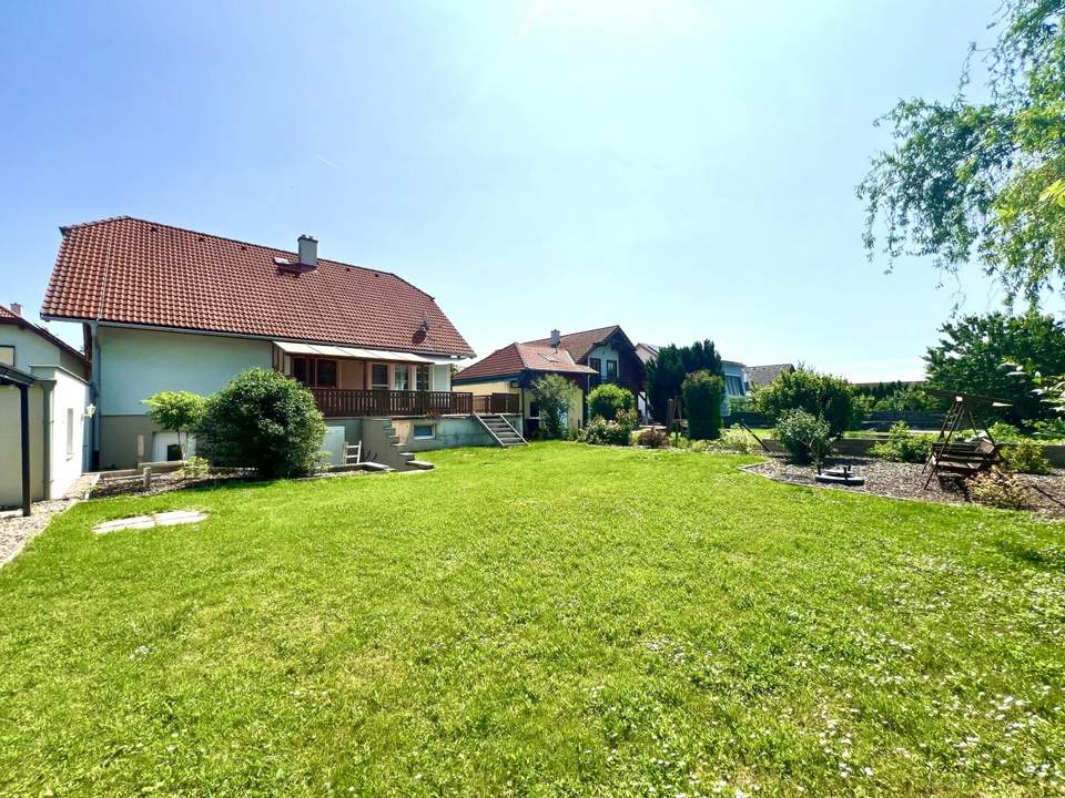 WOHLFÜHLOASE IM GRÜNEN I Haus mit Ausbaupotenzial I großzügige Terrasse I 4-Autostellplätze I Garage &amp; Carport I Fußbodenheizung I Tischler Einbauküche I absolute Ruhelage