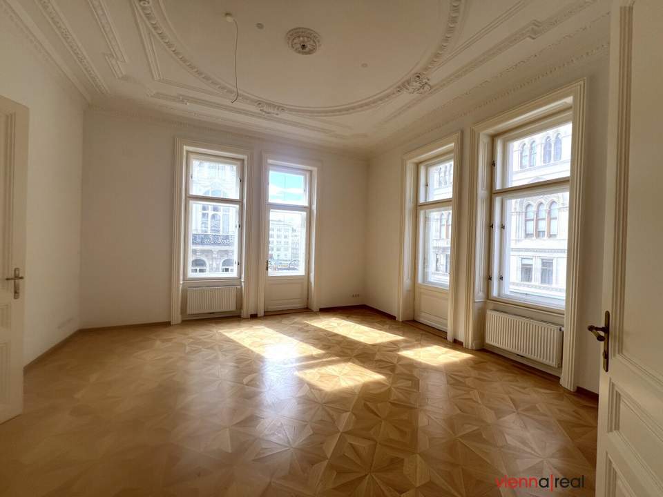 UNBEFRISTET - Repräsentative 9-Zimmer Altbauwohnung mit Balkon und Blick auf das Rathaus – ca. 293 m² in bester Innenstadtlage - auch ideal als Büronutzung