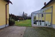 LIEBEVOLLER, SEHR GEPFLEGTER BUNGALOW SAMT NEBENGEBÄUDE MIT PARKÄHNLICHEM GARTEN IN TRAUMHAFTER WOHNLAGE MIT HERRLICHEM GRÜNBLICK DIREKT AN FELDER DER REGION ANGRENZEND