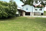 Dein Wohnglück im Grünen! Familienwohnhaus mit Vollkeller, riesengroßer Garten und ca 5km zum See!