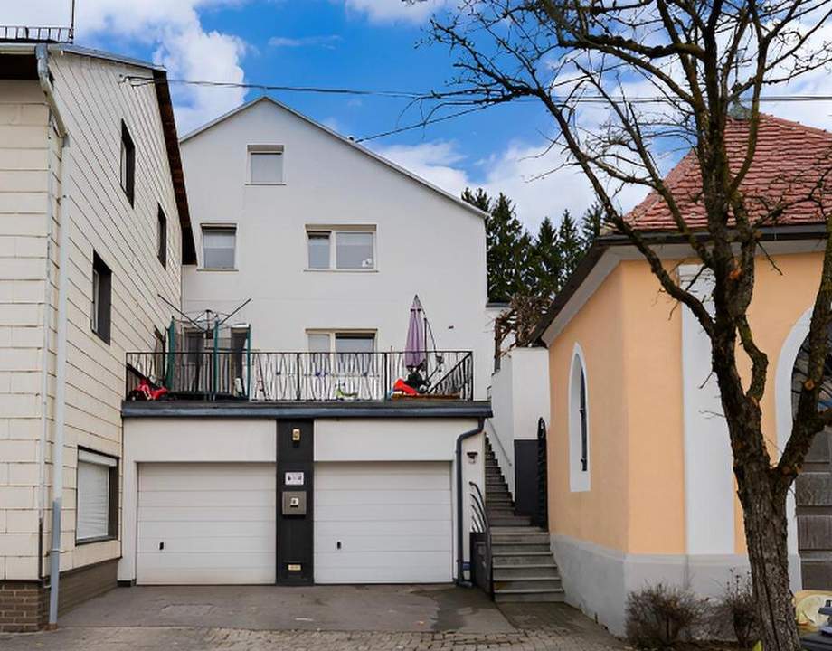 Gepflegtes Wohnhaus mit zwei Wohneinheiten, Terrasse und Doppelgarage im Zentrum von Sierning!