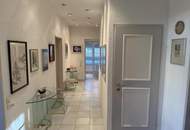 Kreative Villa mit Wintergarten und Nebengebäude