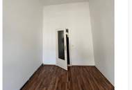 Großzügige Altbauwohnung, frisch ausgemalt, neuwertige Küche, an der Hauptstraße & 1 Zimmer Richtung Hinterhof gelegen, mit guter Raumaufteilung.