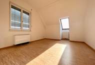 Helle 2 Zimmer Dachgeschosswohnung