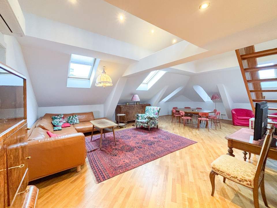 Komplett möblierte DG-Wohnung mit uneinsichtiger 60 m² großen Dachterrasse!