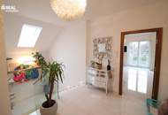 Luxuriöses Wohnen: Designhaus mit Garten, Pool und geräumiger Garage