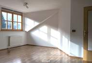 Ankommen und wohlfühlen: Stilvolle Dachgeschosswohnung mit Parkplatz