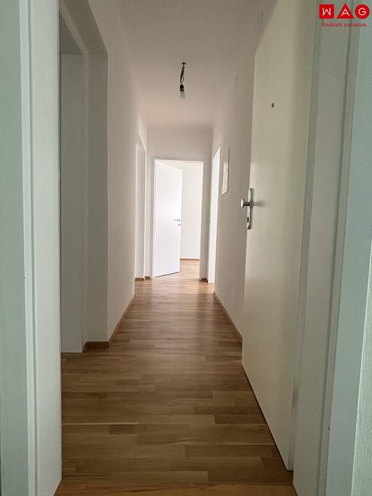 Sie suchen Ruhe und grüne Idylle gepaart mit 1A-Infrastruktur? Wir haben das Richtige für Sie! Tolle Wohnung in traumhafter Lage! Komplett saniert, wie Erstbezug, sofort verfügbar!