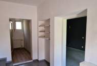 Wohnen im Zentrum samt Grünfläche: Einfamilienhaus mit Sanierungsbedarf