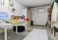 Außergewöhnliches Zweifamilienhaus mit Schwimmteich, Sauna &amp; Wintergarten