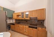 Wohnen am Stadtpark! Altbau mit großen Kellerräumlichkeiten z.B. als Galerie / Studio - sofort beziehbar!