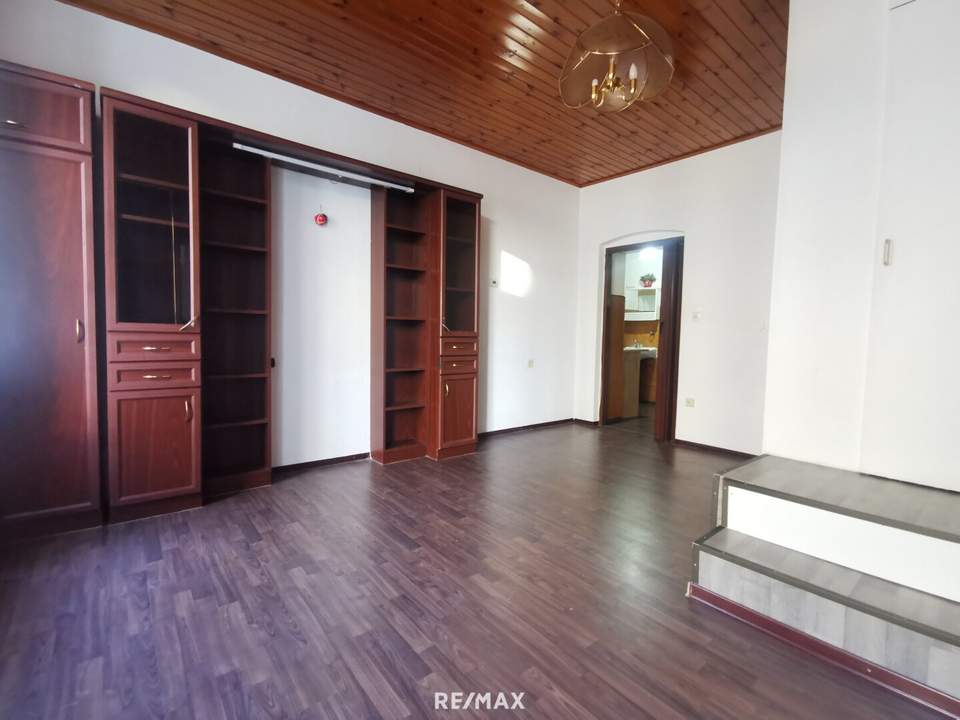 1 Zimmer für Singles oder Praxisraum mit Küche. Renovieren / sanieren. Sofortbezug auch möglich.