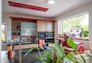 Dachgeschosswohnung in Ruhelage mit traumhaftem Grünblick, eigenem Garten und Garage