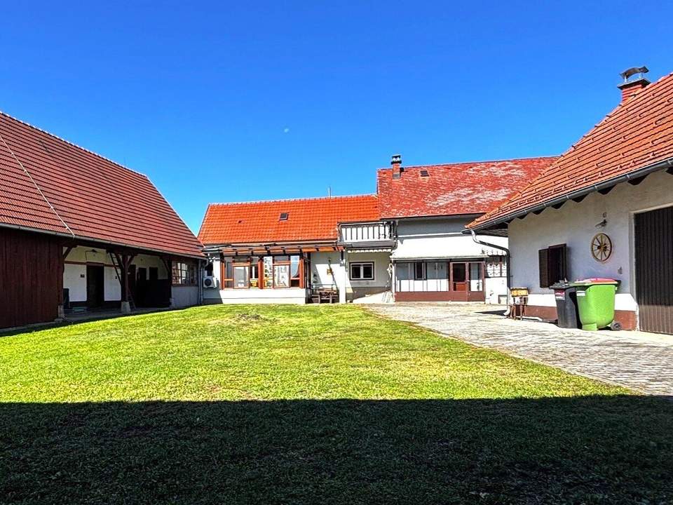Ehemaliger Bauernhof, Bauernhaus mit Nebengebäuden am Stadtrand.