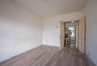 **Hannovermarkt** Renovation Opportunity: 2-Room Period Apartment with Airbnb Potential