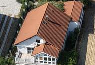 Außergewöhnliches Einfamilienhaus mit zwei Wohneinheiten, großem Garten und Gästehaus in Leobendorf