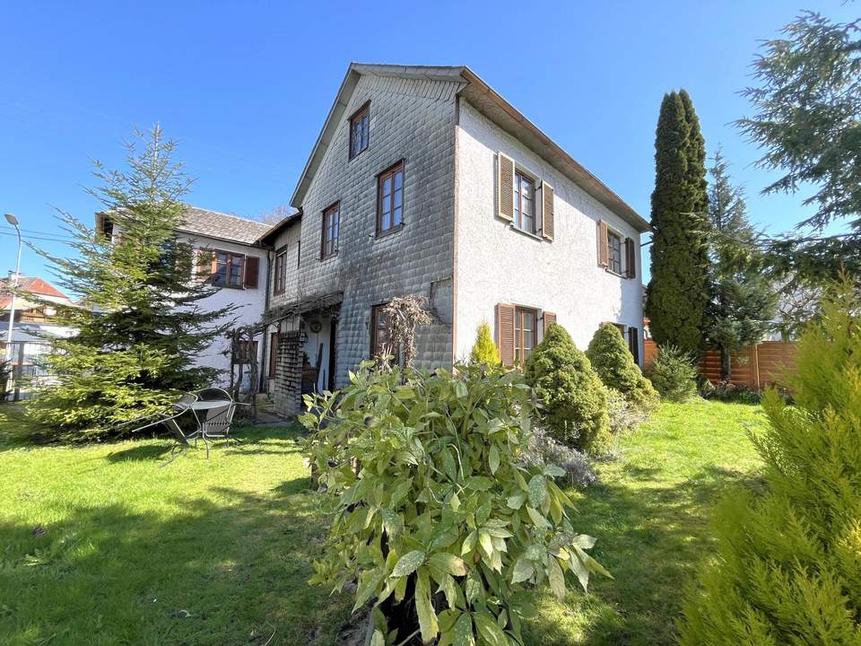 Altehrwürdiges Stadthaus mit Garten und Garage