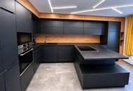 Stilvolle Doppelhaushälfte mit Garten, Designküche und überdachter Terrasse