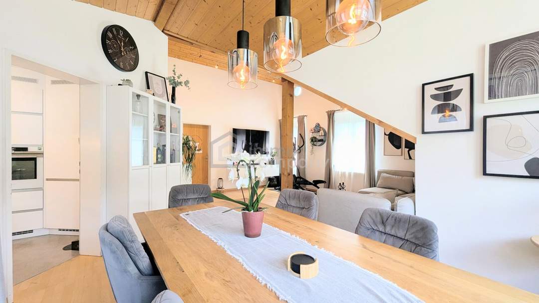 Hochwertig renovierte 4-Zimmer-Dachgeschosswohnung mit Berglick in Vandans | 88m² Wfl. | 1 Garagenstellplatz & 1 Außenstellplatz | ruhige Sackgassenlage