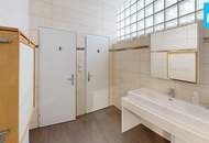 Gepflegtes Industrieobjekt mit Hallen, Büro- und Ausstellungsflächen in Hirm