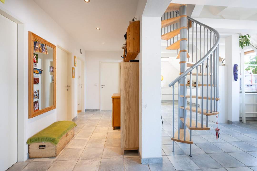 4,5-Zimmer-Wohnung mit großer Terrasse, Seeblick & Ausbaupotenzial