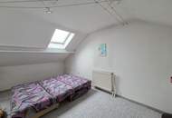 Geräumiges Stockhaus mit angebautem Laubengang und Garagentrakt