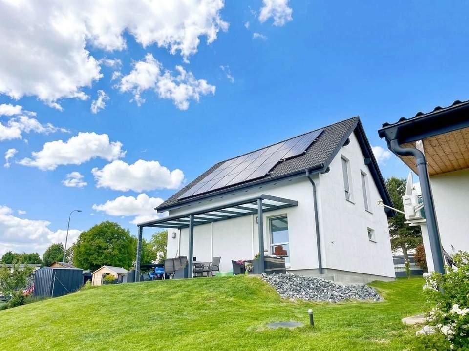 Modernes Wohnen im Grünen: Holzriegel-Einfamilienhaus mit Einliegerwohnung &amp; Traumblick auf 1.800m²