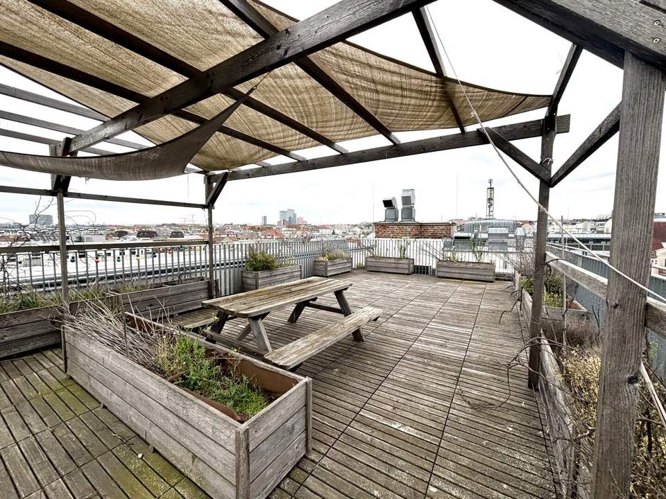 1120! Tolles DG-Büro mit großer Terrasse und perfekter Anbindung ab Juli 25!