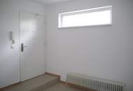 FÜR SINGLES ODER PAARE MIT FIXEM EINKOMMEN - GROSSZÜGIGE WOHNUNG MIT TERRASSE