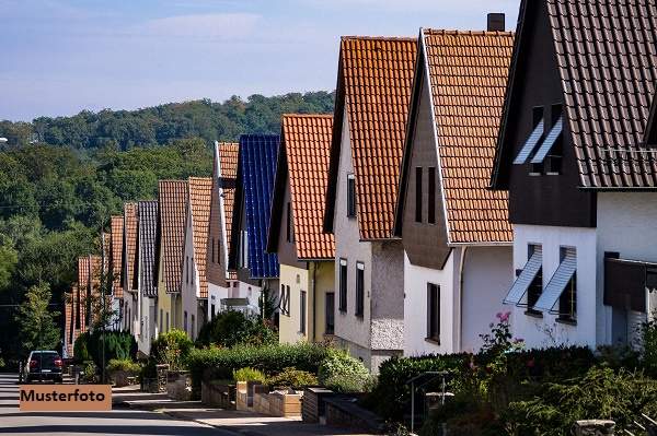 Einfamilienhaus mit Garagengebäude