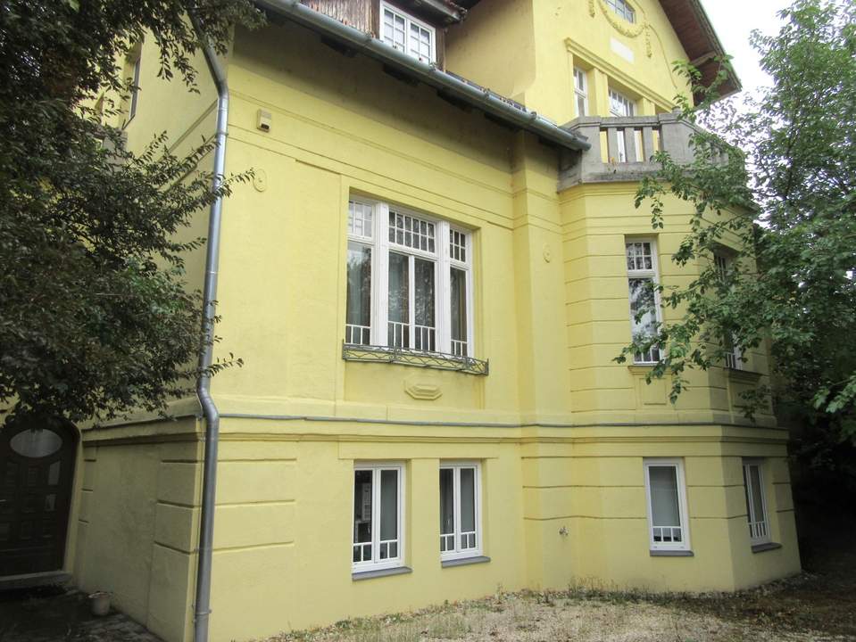 REPRÄSENTATIVE VILLA AUF GROSSEM GRUNDSTÜCK – NÄHE ZENTRUM