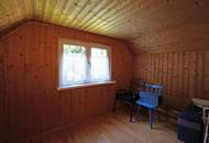 Reizvolles Holzhaus (gedämmt, verputzt) in ruhiger, naturnaher Lage - Neubaupotenzial!