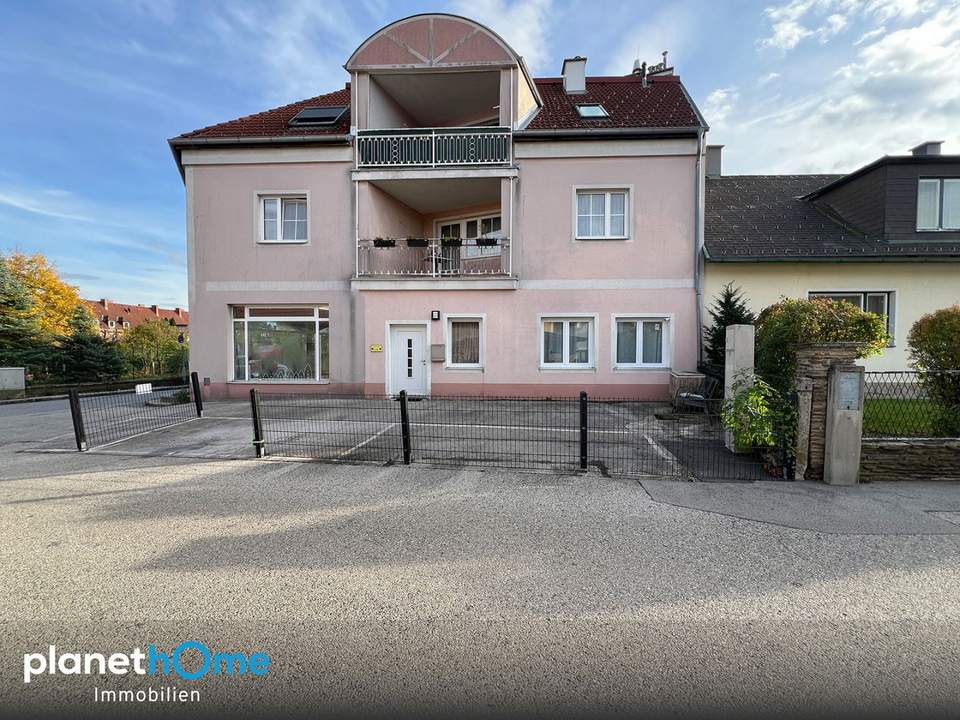 Mitten im Ortskern: Liebevoll renovierte 3-Zimmer-Wohnung mit 2 Parkplätze und barrierefreien Zugang