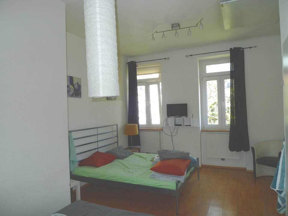 Helle, ruhig gelegene 1-Zimmer-Wohnung im Altbau und Grünblick in den Innenhof