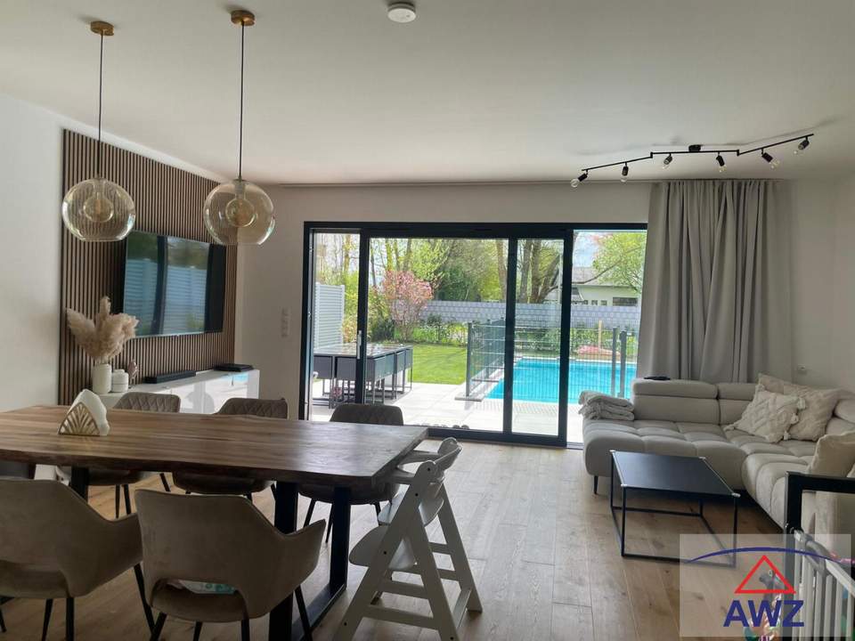 Stilvolle Doppelhaushälfte mit Pool und Keller!