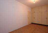 Sanierungsbedürftige 2- Zimmer-Wohnung mit Balkon