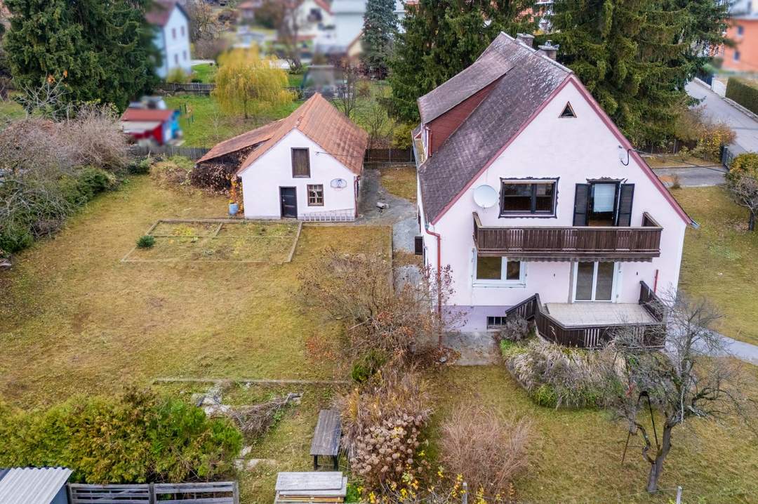 Haus mit Sanierungsbedarf auf großem Grundstück in perfekter Wohngegend