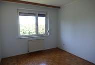 *ORTSRANDLAGE:* Wohnhaus mit sehr schönem, ebenen Garten und großzügigem Grundstück.