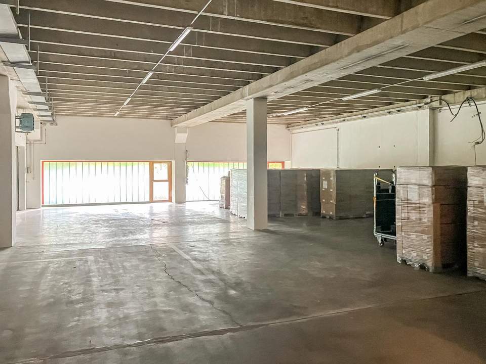 300 m² Produktions- und Lagerhalle.