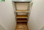 Hochwertige 2-Zimmer Wohnung mit smartem Grundriss und großem Eck-Balkon in Ruhelage nahe U3 Enkplatz! Ab Juni verfügbar!