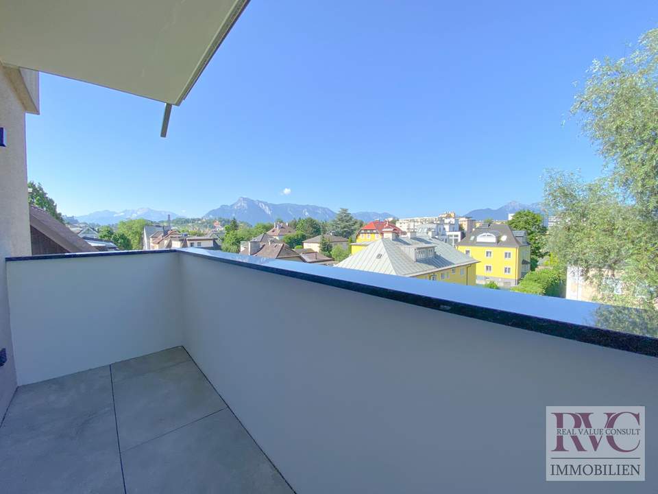 Hochwertig sanierte, sehr ruhige 2-Zimmer-Wohnung mit Balkon, Weitblick & Tiefgarage in Salzachnähe