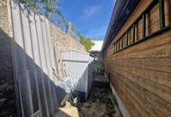 LIEBEVOLLES LANDHAUS FÜR ZWEI PERSONEN IN GRÜNLAGE MIT GESCHLOSSENEM, ABSOLUT UNEINSEHBAREM INNENHOF UND HERRLICHEM GARTEN SAMT GRILLPLATZ UND NEBENGEBÄUDEN