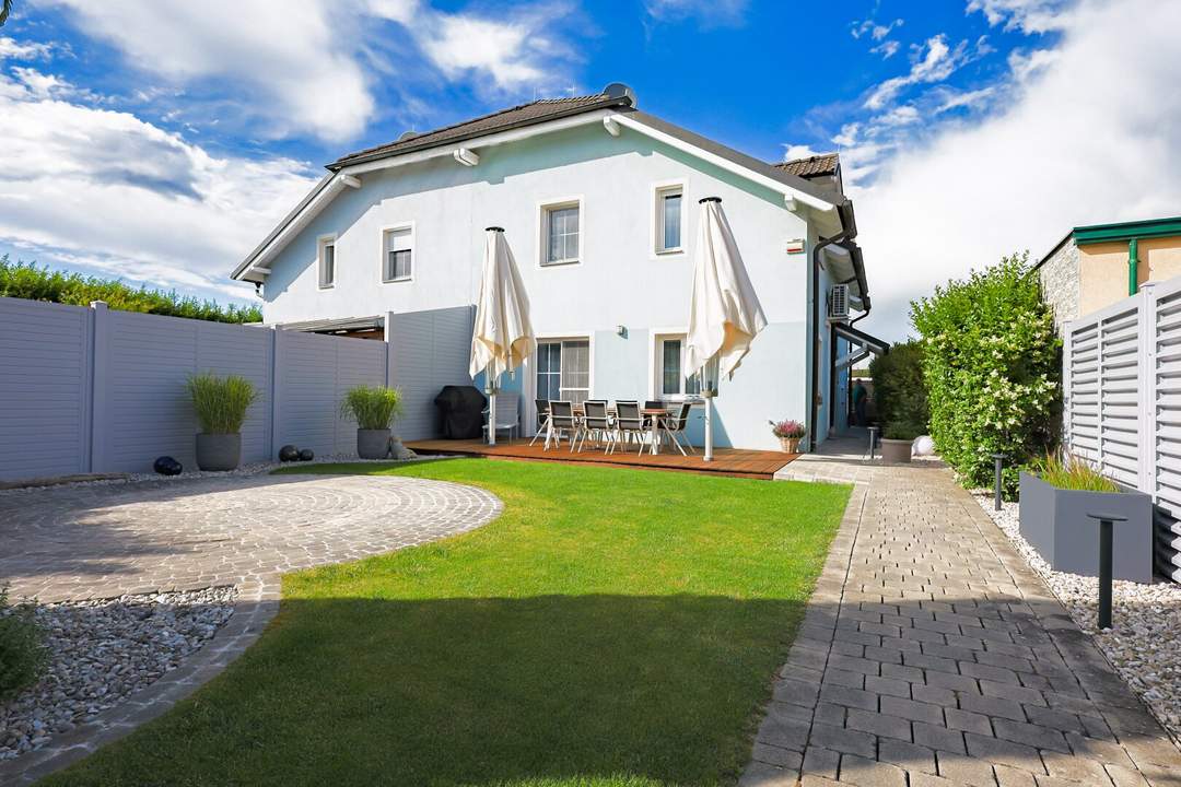 Äußerst gepflegte Doppelhaushälfte mit Doppelcarport, Klimaanlage und viel Stauraum