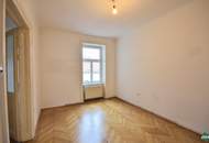 Schöner 2-Zimmer-Altbau mit hofseitigem Schlafzimmer und Balkon