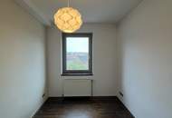 1070! 4-Zimmer DG-Wohnung mit 2 Terrassen und wunderschönen Ausblick auf einer Ebene!