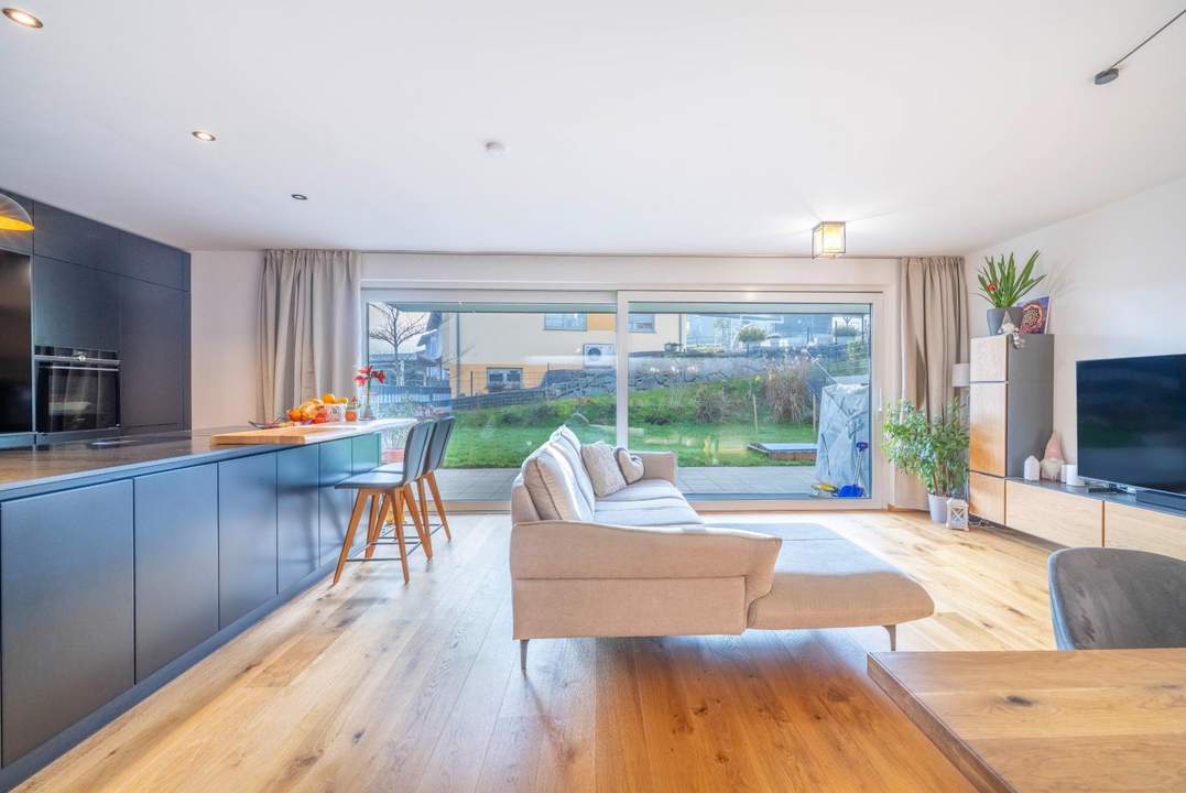 Seltene Gelegenheit - neuwertige, in kleinem Baukörper befindliche Gartenwohnung in Schörfling am Attersee